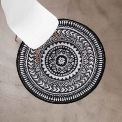 In- & Outdoor-Teppich Ø118cm COLOUR CLASH In Schwarz-Weiß -Butlers Speichern butlers in and outdoor teppich o118cm colour clash in schwarz weiss 3