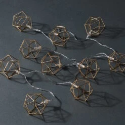 LED-Lichterkette Würfel 10 Lichter Mit USB-Batteriefach GEOMETRICS In Gold 12 LED-Lichterkette Würfel 10 Lichter Mit USB-Batteriefach GEOMETRICS In Gold -Butlers Speichern butlers led lichterkette wurfel 10 lichter mit usb batteriefach geometrics in gold 4
