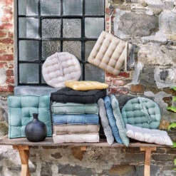 Stuhlkissen Mit Bändchen L 35 X B 37cm SOLID In Schwarz 7 Stuhlkissen Mit Bändchen L 35 X B 37cm SOLID In Schwarz -Butlers Speichern butlers stuhlkissen mit bandchen l 35 x b 37cm solid in schwarz 1